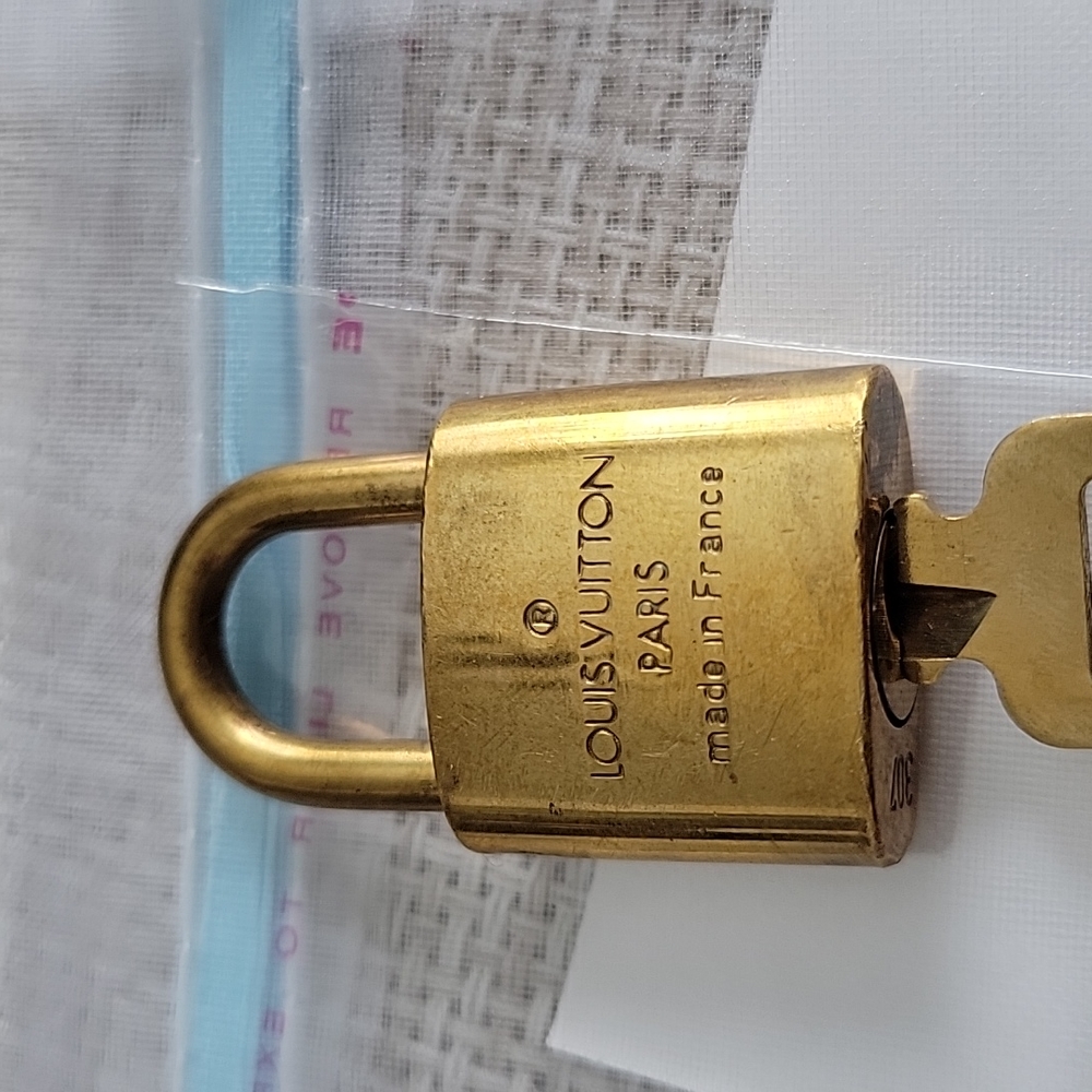 Lv Lock And 2 Keys (307) With Key Ring - image 5